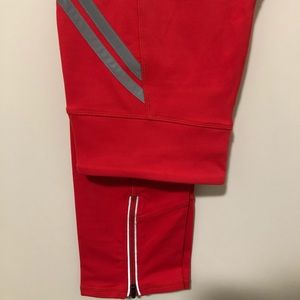 Fabletics size 8 Red Cropped Leggings